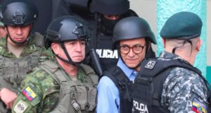 Elecciones en Ecuador: con chaleco antibalas y casco, votó Christian Zurita, candidato que reemplazó al asesinado Villavicencio