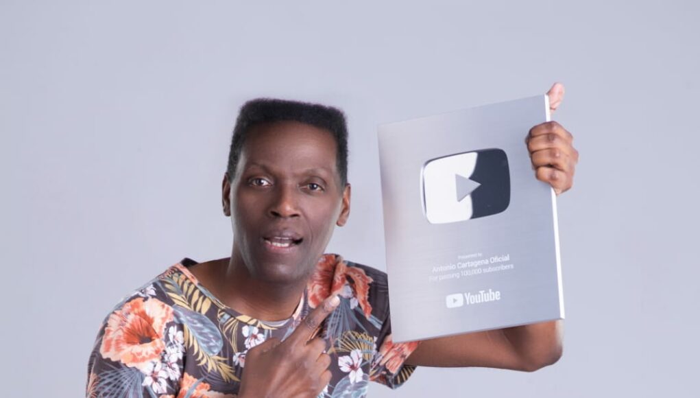 Antonio Cartagena en tiempo récord recibe su placa por los 100 mil seguidores en YouTube