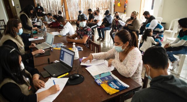 Migraciones y Acnur firman acuerdo interinstitucional para impulsar la regularización migratoria