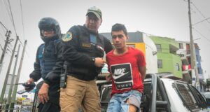 Chorrillos: Serenos capturan a delincuente por robar joyería, pero sale libre(VIDEO)