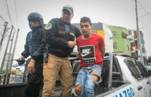 Chorrillos: Serenos capturan a delincuente por robar joyería, pero sale libre(VIDEO)