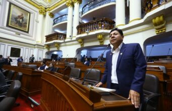 Congresista Doroteo pidió minuto de silencio por víctimas del terremoto de Pisco