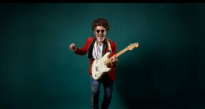 Quique Neira: cantautor chileno lanza su nuevo sencillo «El Rey de las Redes»(VIDEO)