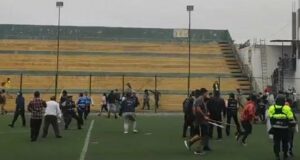 Ate: vecinos y serenos se enfrentan con palos por la tenencia de estadio comunal de Ate (VIDEO)
