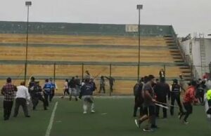 Ate: vecinos y serenos se enfrentan con palos  por la tenencia de estadio comunal de Ate (VIDEO)