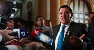 Alejandro Soto: Presidente del Congreso dice no renunciará y encara a la prensa: “No me interesa lo que digan”
