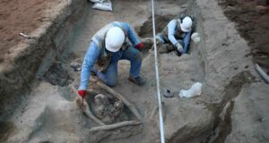 ¡Lima arqueológica! Hallan fardos funerarios infantiles de mil años de antigüedad