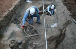 ¡Lima arqueológica! Hallan fardos funerarios infantiles de mil años de antigüedad