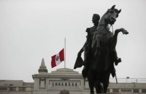 Congreso pone pabellón a media asta por deceso de Hernando Guerra García