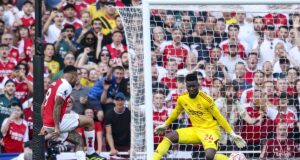 Arsenal lo ganó en los descuentos al Manchester United 3-1 en la Premier League