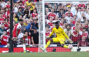 Arsenal lo ganó en los descuentos al Manchester United 3-1 en la Premier League