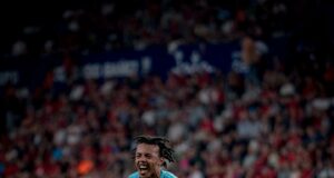 Barcelona ganó con lo justo en Pamplona al Osasuna por 2-1 y escolta al líder Real Madrid