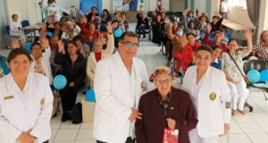 Coronan a Rosita(93) como reina del Día Internacional del Adulto Mayor en hospital de PNP
