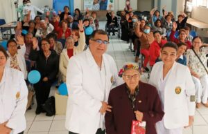 Coronan a Rosita(93) como reina del Día Internacional del Adulto Mayor en hospital de PNP