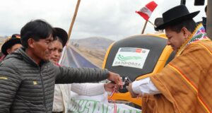 Midagri entregó 8 tractores a organizaciones agrarias en Apurímac