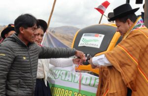 Midagri entregó 8 tractores a organizaciones agrarias en Apurímac