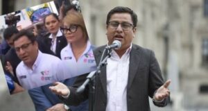 Vecinos lanzan huevos al ministro de Salud tras salida de feria en Villa El Salvador(VIDEO)