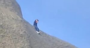 Costa Verde: mujer se lanza desde lo alto del acantilado (VIDEO)