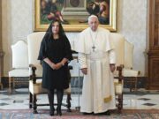 Dina Boluarte fue recibida por el Papa Francisco en el Vaticano acudió ataviada de negro según protocolo(VIDEO)
