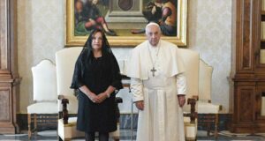 Dina Boluarte fue recibida por el Papa Francisco en el Vaticano acudió ataviada de negro según protocolo(VIDEO)