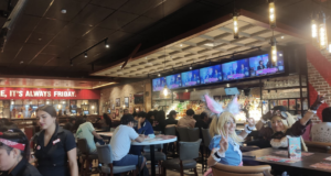 Fridays, Plaza Norte y Plaza San Miguel, recibieron a cientos de fanáticos de Mobile Legends: Bang Bang para presenciar la Gran Final de Liga LATAM 2023 Cientos de fanáticos de Mobile Legends: Bang Bang se reunieron en Fridays para presenciar la Gran Final de Liga LATAM 2023