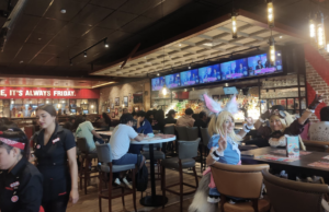 Fridays, Plaza Norte y Plaza San Miguel, recibieron a cientos de fanáticos de Mobile Legends: Bang Bang para presenciar la Gran Final de Liga LATAM 2023 Cientos de fanáticos de Mobile Legends: Bang Bang se reunieron en Fridays para presenciar la Gran Final de Liga LATAM 2023