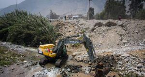 Reconstrucción con Cambios inicia limpieza y descolmatación del Rímac en Chaclacayo