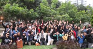 Cientos de músicos se unen para tocar tema de Foo Fighters con quenas, cajones y charangos