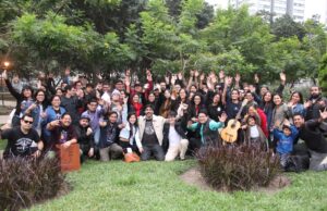 Cientos de músicos se unen para tocar tema de Foo Fighters con quenas, cajones y charangos