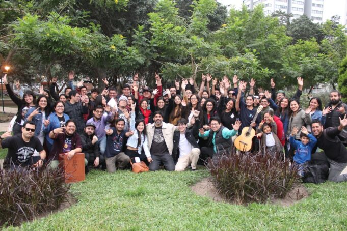 Cientos de músicos se unen para tocar tema de Foo Fighters con quenas, cajones y charangos