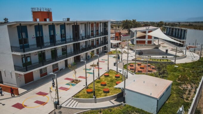 Transfieren S/ 157.5 millones a la Autoridad para la Reconstrucción con Cambios para continuar ejecución de 66 colegios y establecimientos de salud