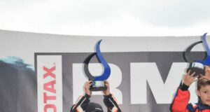 Joaquín Kishimoto sube al podio de los triunfadores en Colombia