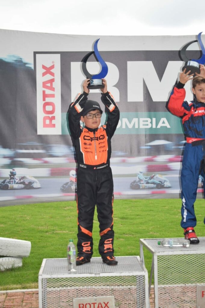 Joaquín Kishimoto sube al podio de los triunfadores en Colombia