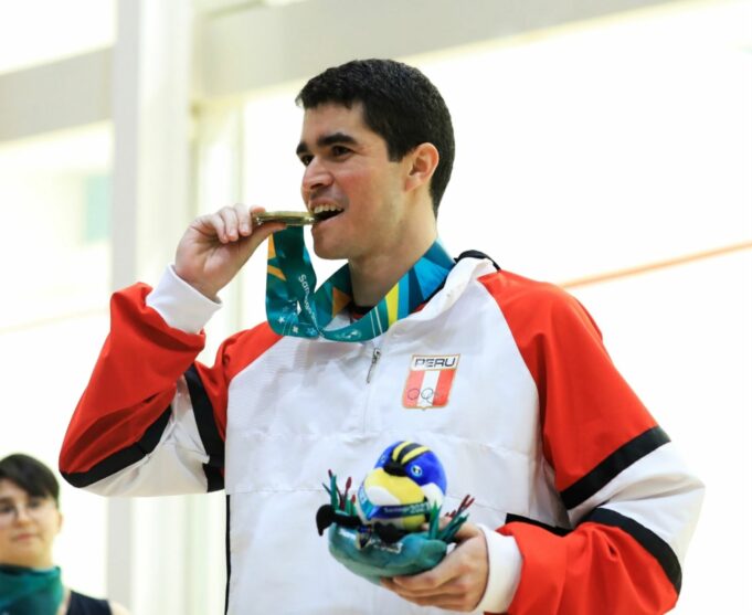 Diego Elías orgulloso de lograr medallas para el Perú