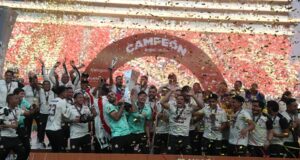 Universitario festejó por todo lo alto recibiendo el trofeo de Campeón Nacional