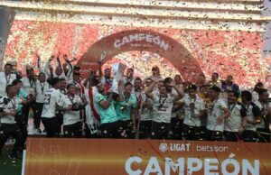 Universitario festejó por todo lo alto recibiendo el trofeo de Campeón Nacional