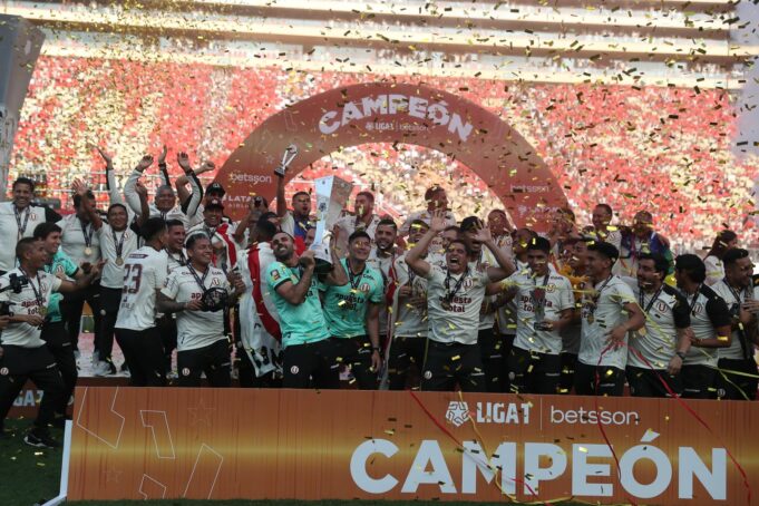 Universitario festejó por todo lo alto recibiendo el trofeo de Campeón Nacional