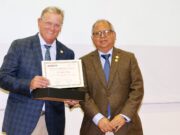 Laureado cirujano Rober C. Schenck puso a caminar a paciente que se “rompió” jugando pichanguita