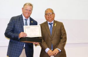 Laureado cirujano Rober C. Schenck puso a caminar a paciente que se “rompió” jugando pichanguita