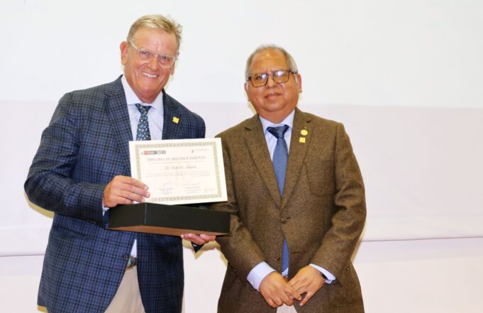 Laureado cirujano Rober C. Schenck puso a caminar a paciente que se “rompió” jugando pichanguita