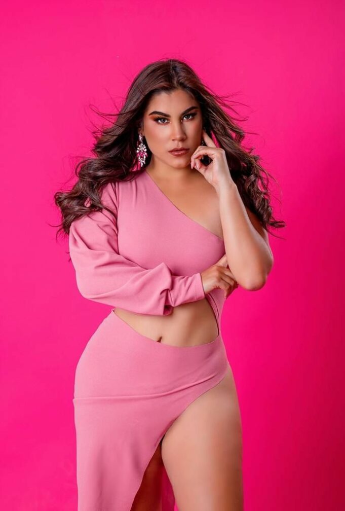 Karla Puente estrena “Por la luz de mis ojos” a ritmo de cumbia(VIDEO)