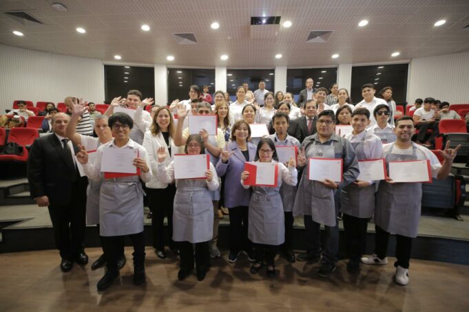 Jóvenes con discapacidad se graduaron como camareros