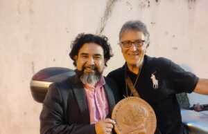 Jaime Vallardo:El artista de las “monedas mundiales» expuso dos de sus obras más conocidas: Fiesta de Gallos y El Toro de Picasso