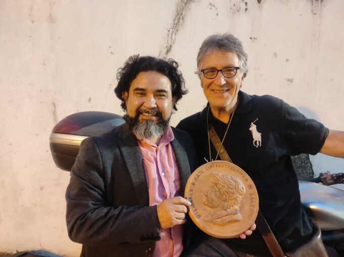 Jaime Vallardo:El artista de las “monedas mundiales» expuso dos de sus obras más conocidas: Fiesta de Gallos y El Toro de Picasso