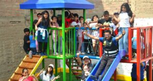 Alcalde de San Martín de Porres entrega modernos parques en la Urb. El Naranjal