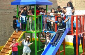Alcalde de San Martín de Porres entrega modernos parques en la Urb. El Naranjal