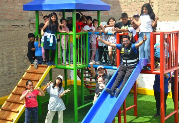 Alcalde de San Martín de Porres entrega modernos parques en la Urb. El Naranjal