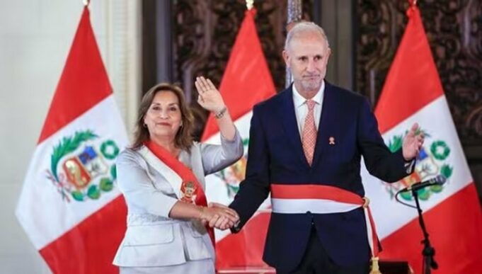 Javier González Olaechea juró ante Boluarte como nuevo canciller en reemplazo de Ana Gervasi