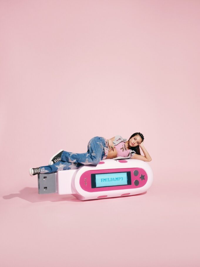 Emilia: ‘La superestrella del pop urbano’ nos transporta en un emocionante viaje retro con «.MP3″(VIDEO)