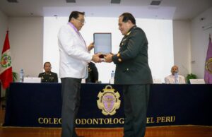 Colegio Odontológico del Perú distingue de Sanidad Policial por la labor que realiza en favor de la salud bucal de la familia policial
